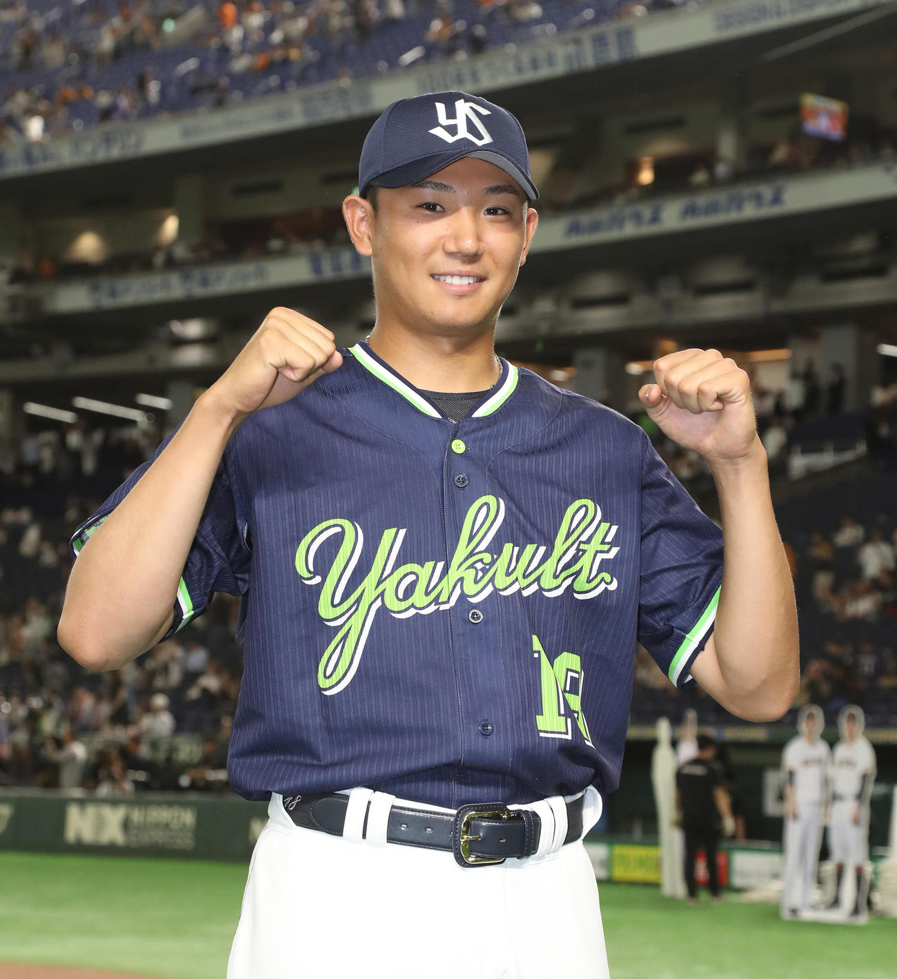 巨人対ヤクルト　3勝目を挙げてカメラに向かってポーズを決めるヤクルト奥川（撮影・丹羽敏通）