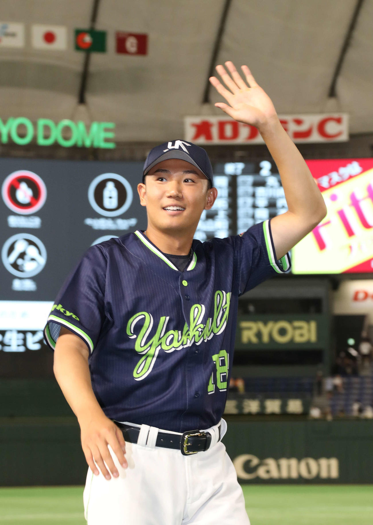 巨人対ヤクルト　3勝目を挙げてファンの声援に応えるヤクルト奥川（撮影・丹羽敏通）