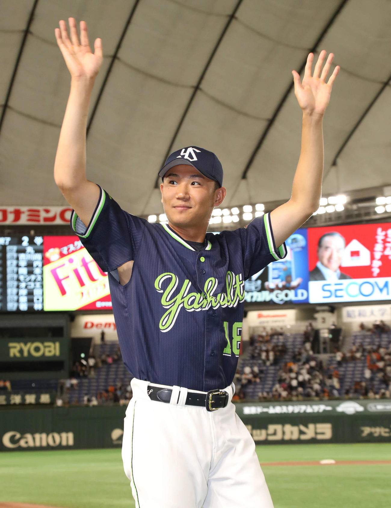 巨人対ヤクルト　3勝目を挙げてファンの声援に応えるヤクルト奥川（撮影・丹羽敏通）