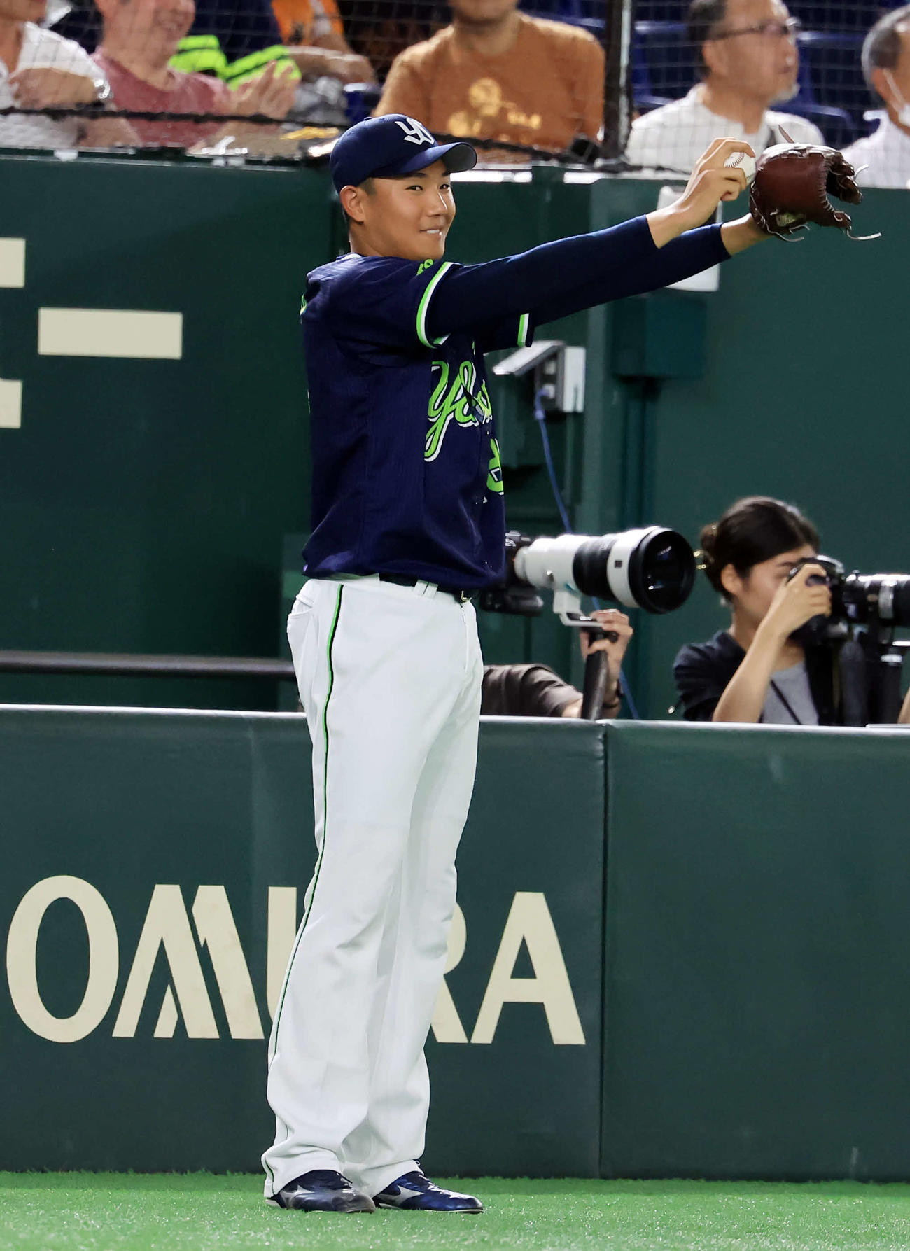 巨人対ヤクルト　6回表ヤクルト2死一、三塁、太田が中越え2点適時三塁打を放ち笑顔で腕を上げ喜ぶ奥川（撮影・浅見桂子）