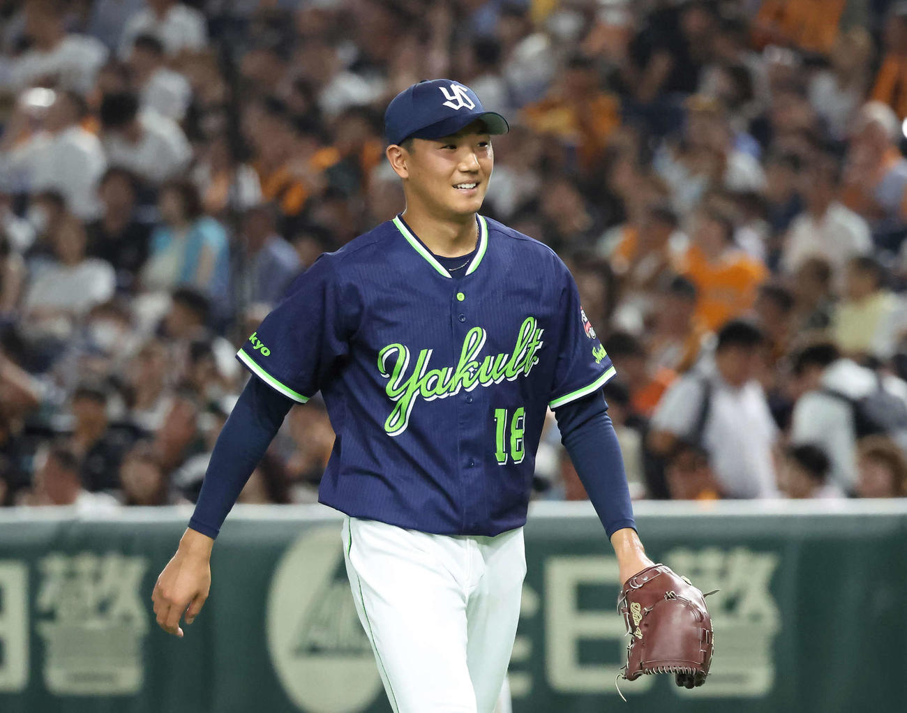 巨人対ヤクルト　6回を投げ終え、笑顔でベンチへ向かうヤクルト先発奥川（撮影・丹羽敏通）