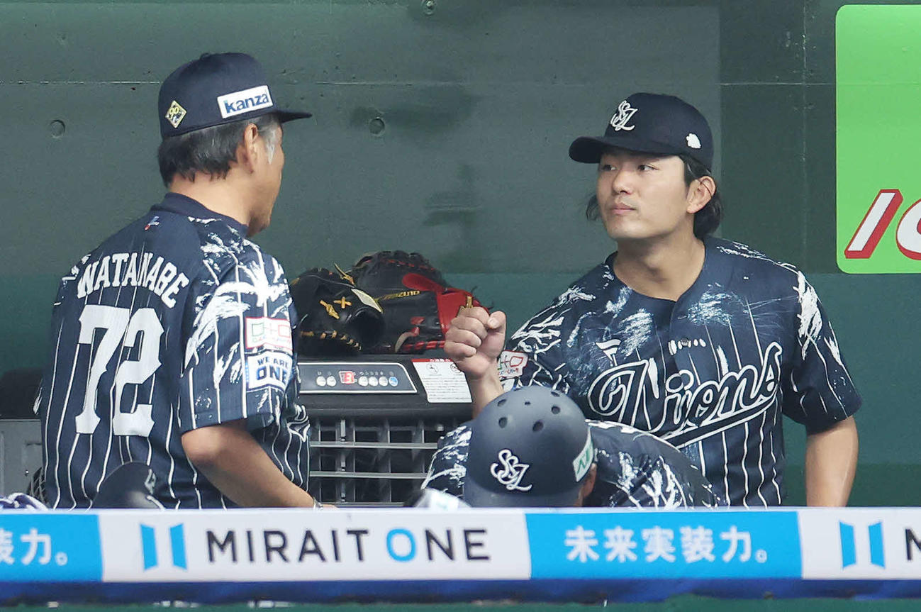 西武対楽天　7回表を投げ終えた西武今井（右）は渡辺GM兼監督代行とグータッチする（撮影・宮地輝）