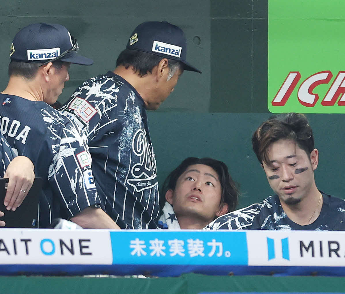 西武対楽天　6回表を投げ終えた西武今井（中央右）は渡辺GM兼監督代行（同左）に声をかけられる（撮影・宮地輝）