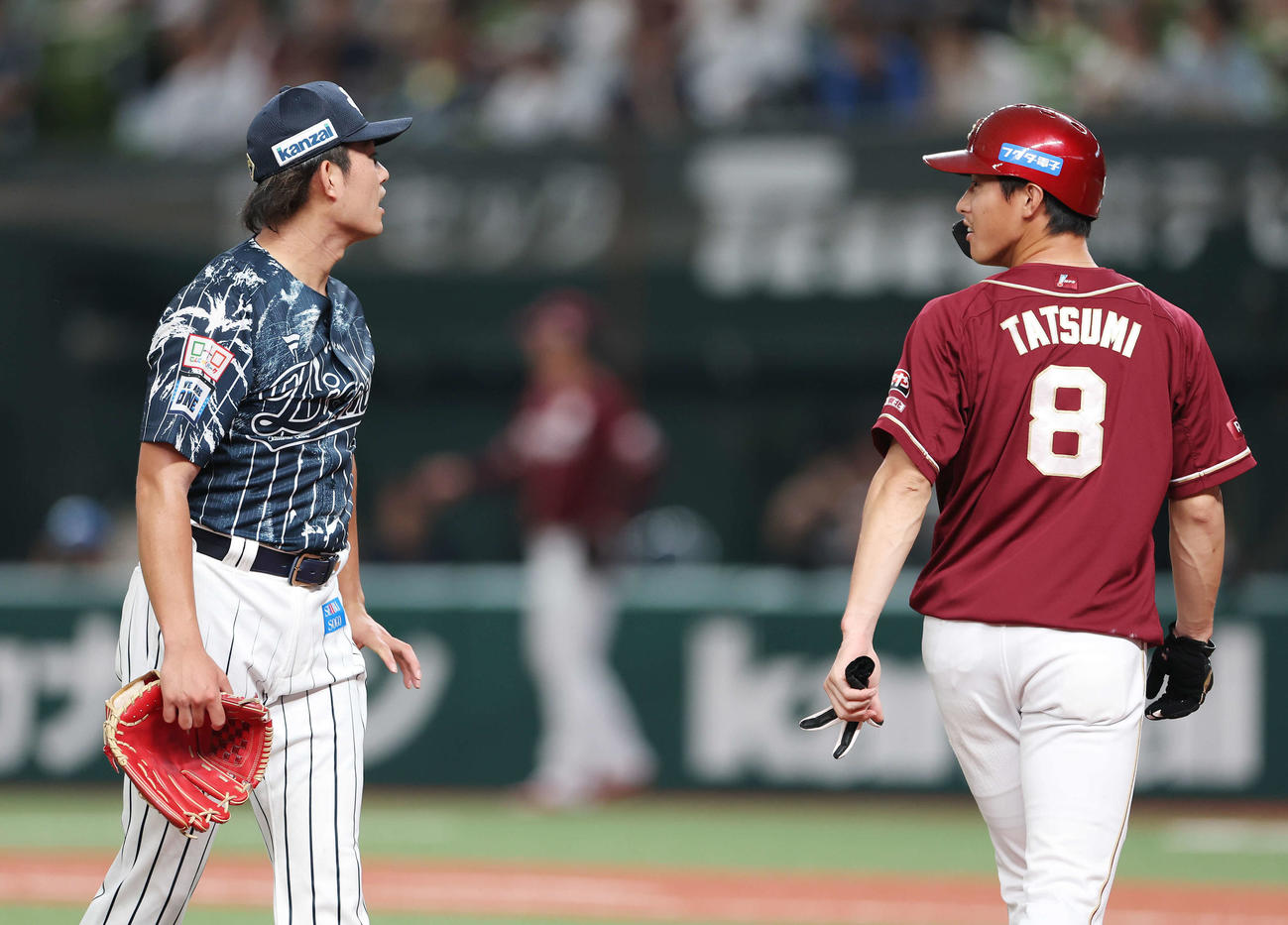 西武対楽天　1回表を抑えた西武今井（左）は楽天辰己に声をかけられる（撮影・宮地輝）