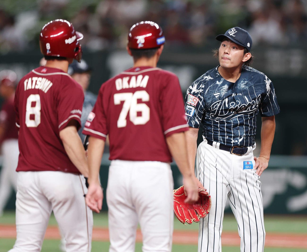 西武対楽天　1回表を抑えた西武今井（右）は楽天辰己（左）に声をかけられる（撮影・宮地輝）