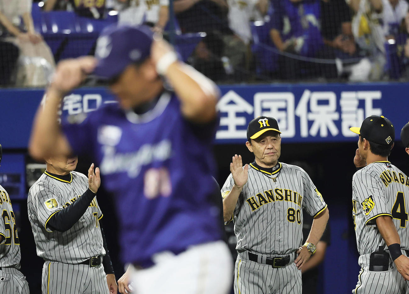 DeNA対阪神　連勝を伸ばしタッチを交わす阪神岡田監督（中央）。手前はDeNA三浦監督（撮影・足立雅史）