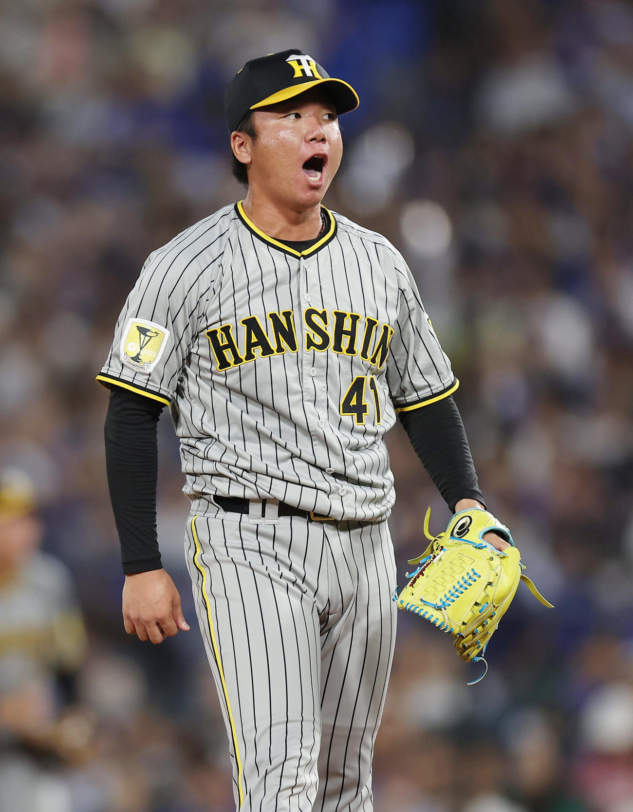 DeNA対阪神　6回裏DeNA2死、オースティンを空振り三振に仕留め、雄たけびを上げる村上（撮影・前田充）