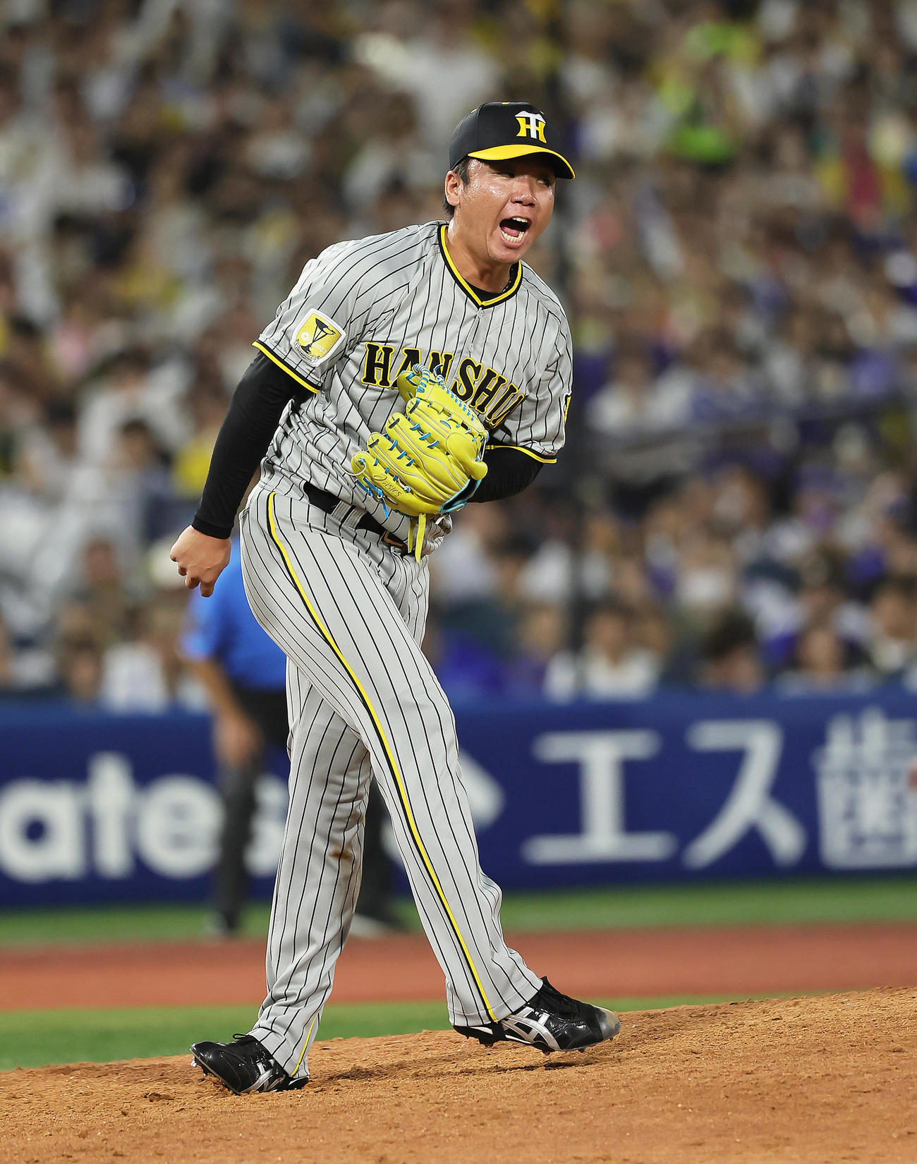 DeNA対阪神　6回裏DeNA2死、オースティンを空振り三振に仕留め雄たけびを上げる村上（撮影・足立雅史）