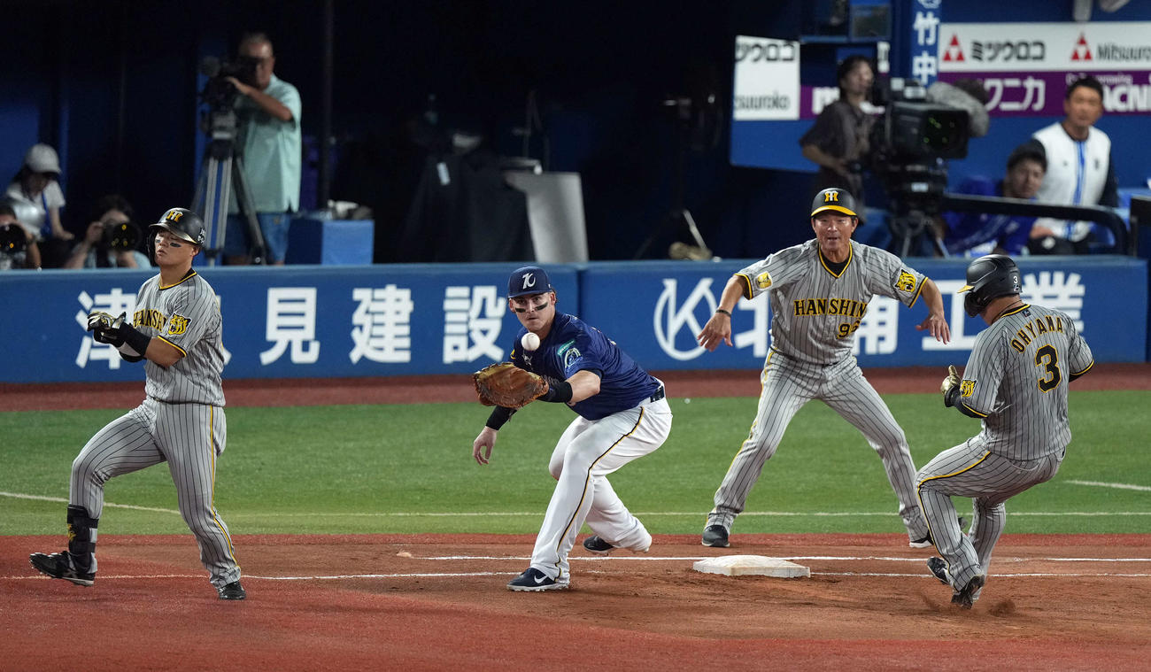 DeNA対阪神　4回表阪神1死一、二塁、前川の中飛で飛び出した一走大山が帰塁出来ずダブルプレーとされる（撮影・たえ見朱実）
