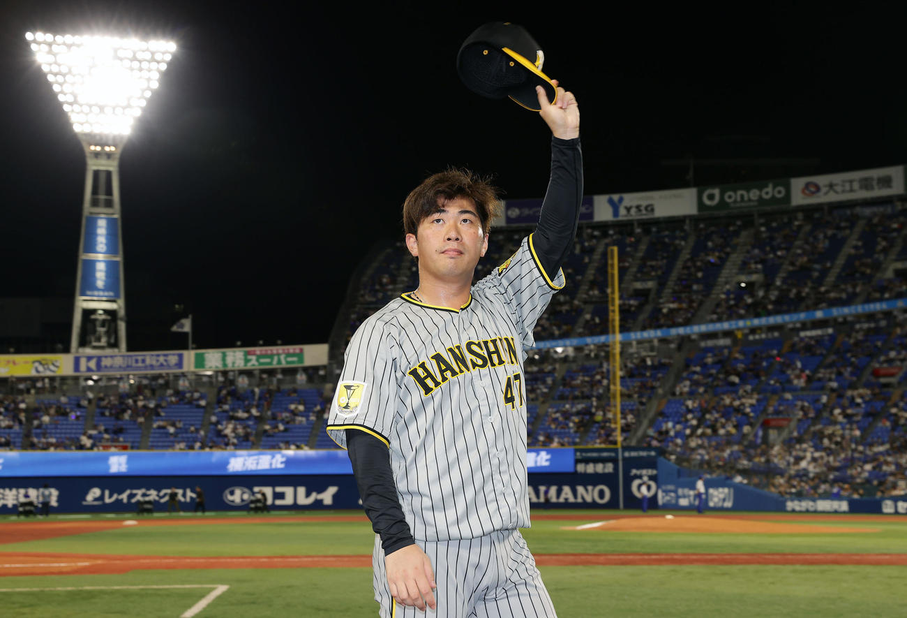 DeNA対阪神　ヒーローインタビューを終え、スタンドのファンの声援に応える阪神桐敷（撮影・前田充）