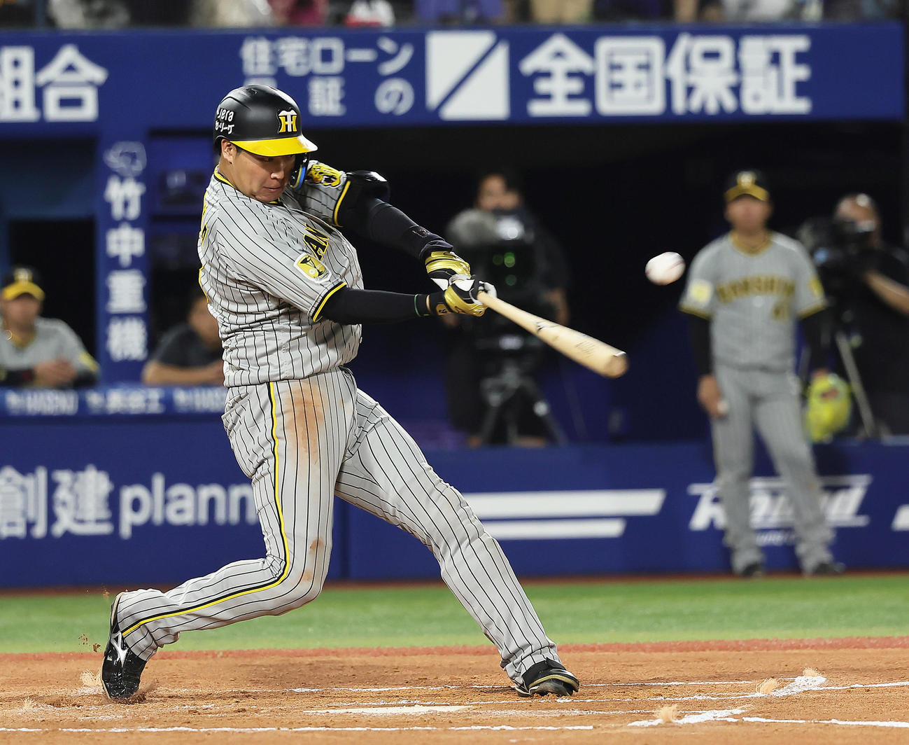 DeNA対阪神　6回表阪神1死一、三塁、大山は適時打を放つ（撮影・足立雅史）
