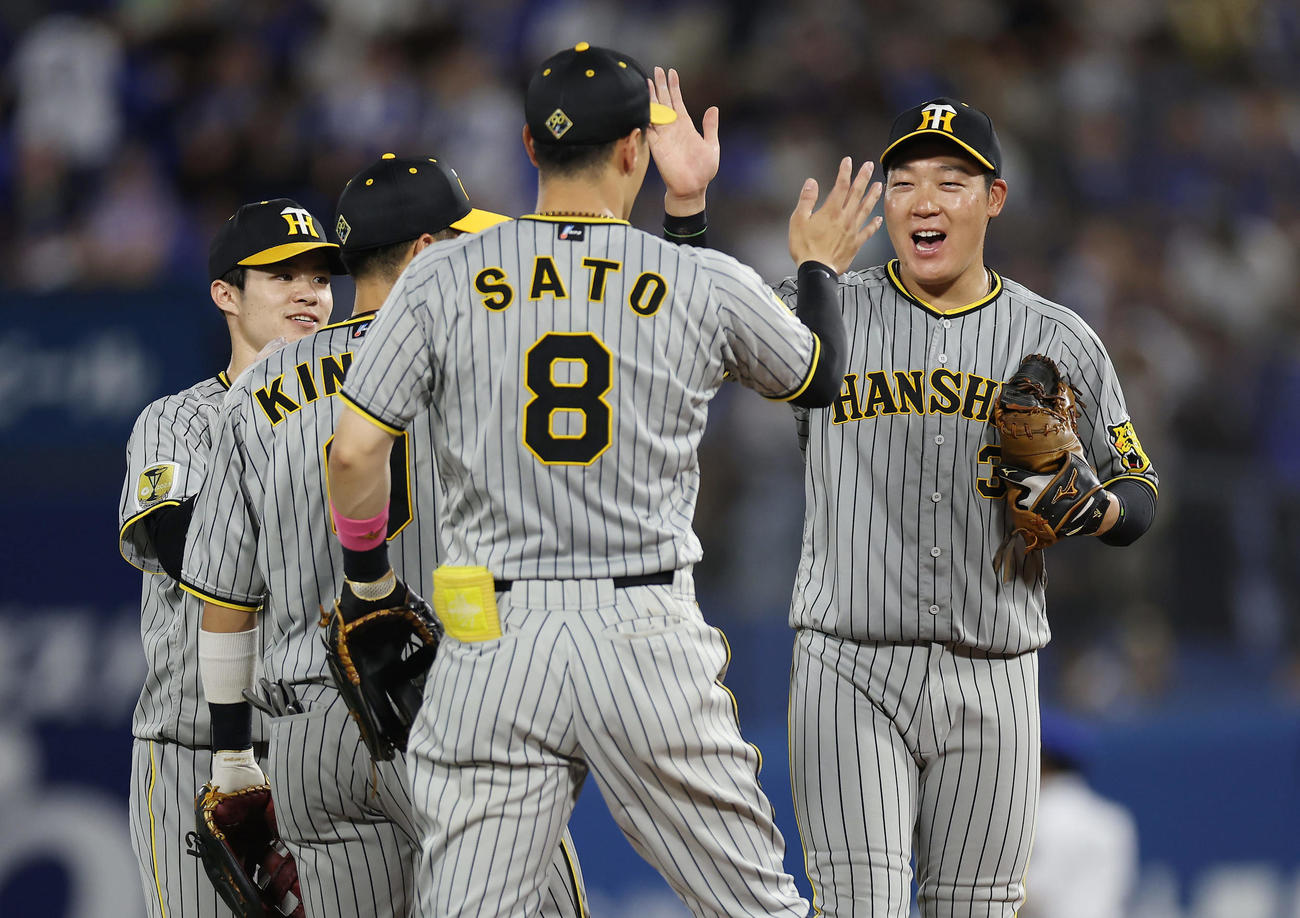 DeNA対阪神　DeNAに勝利し、タッチを交わす大山（右）ら阪神ナイン（撮影・前田充）