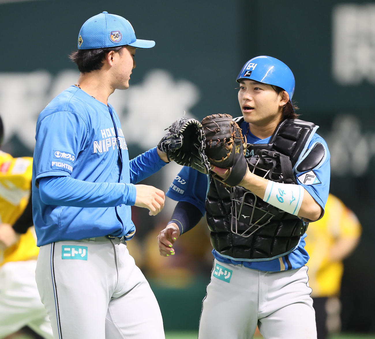 ソフトバンク対日本ハム　2番手で登板した柳川（左）と田宮（撮影・鬼束羽瑠菜）