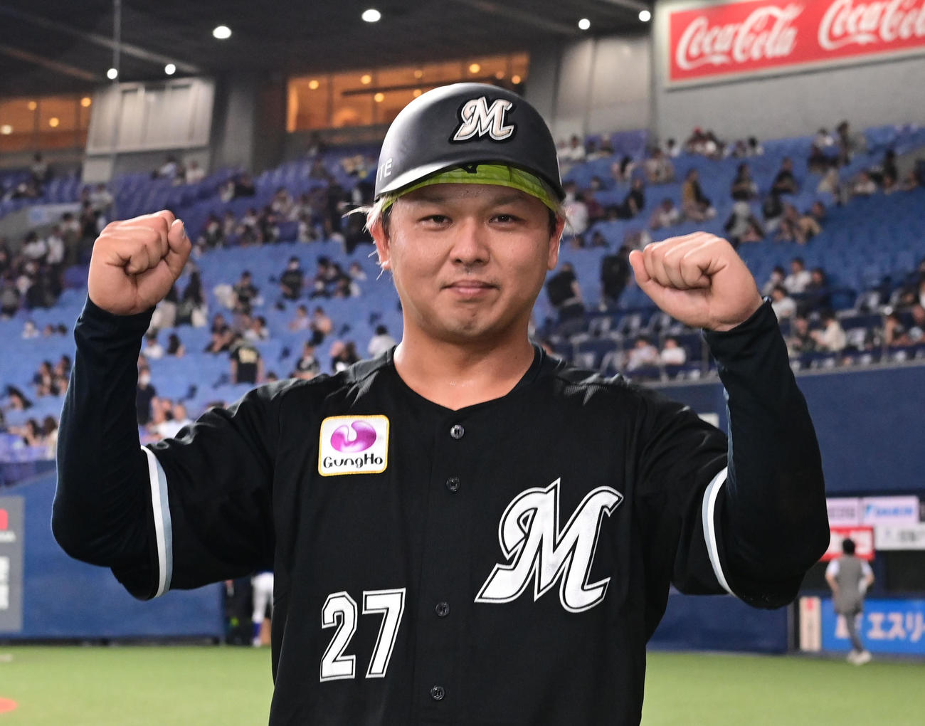 オリックス対ロッテ　ヒーローインタビュー後、ポーズを取るロッテ田村（撮影・和賀正仁）
