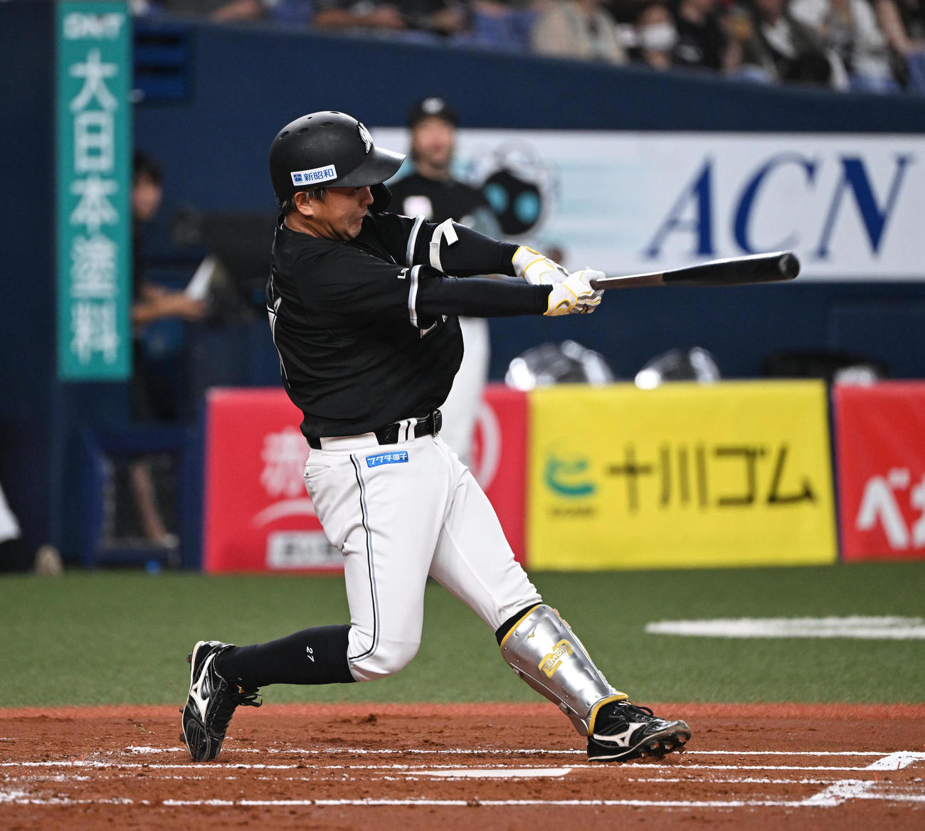 オリックス対ロッテ　2回表ロッテ1死一、二塁、中越えに2点適時二塁打を放つ田村（撮影・和賀正仁）