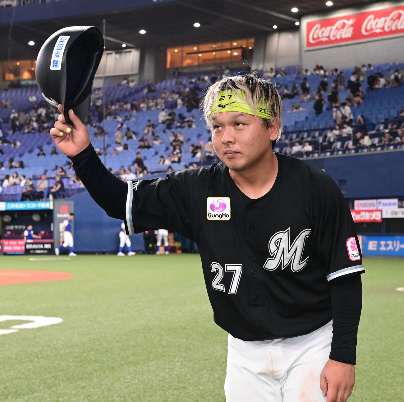 オリックス対ロッテ　ヒーローインタビュー後、ファンに帽子を取るロッテ田村（撮影・和賀正仁）