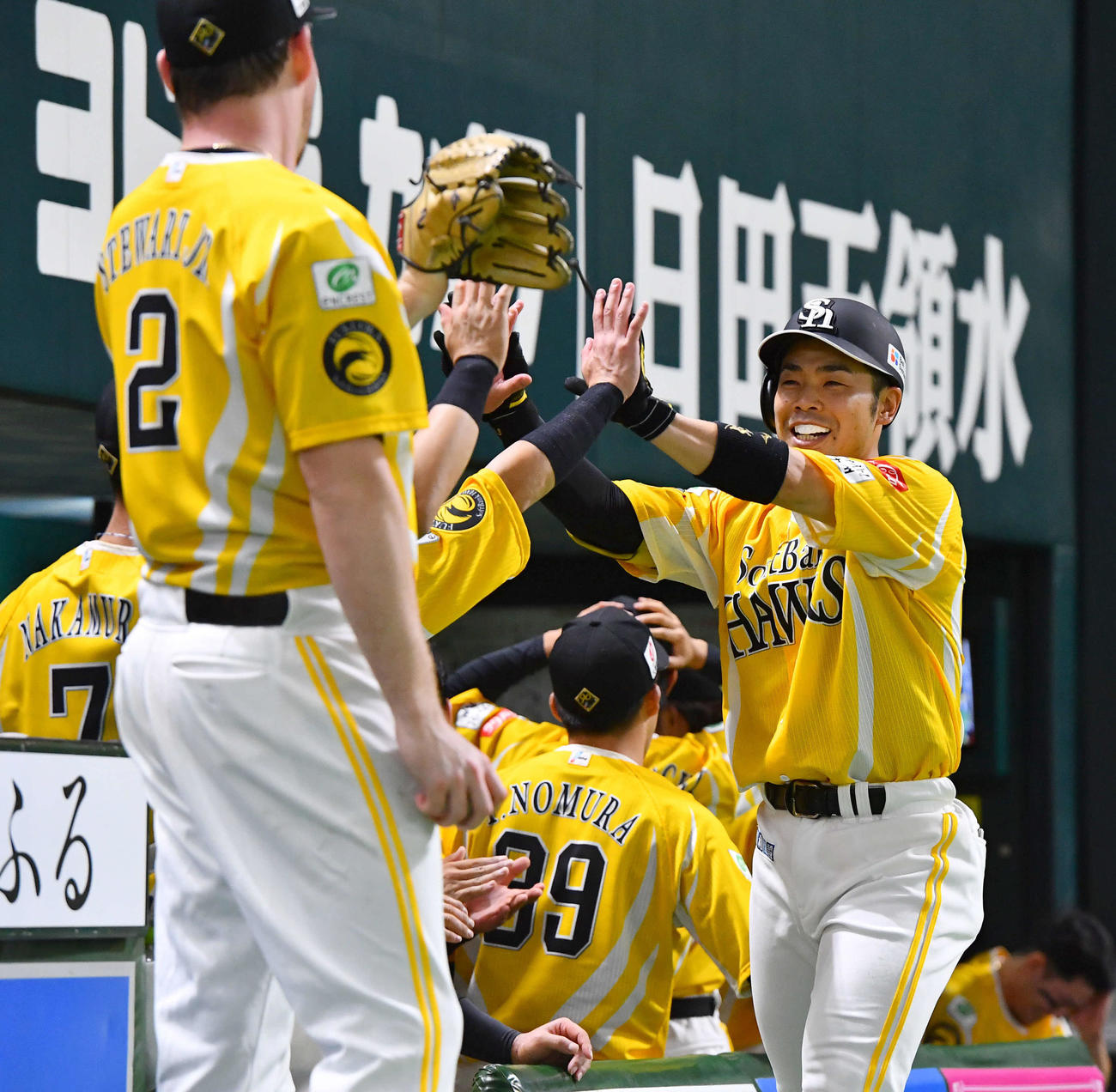 ソフトバンク対日本ハム　3回裏ソフトバンク2死、右中間へ2打席連続の本塁打を放ち、笑顔でタッチを交わす近藤（撮影・岩下翔太）