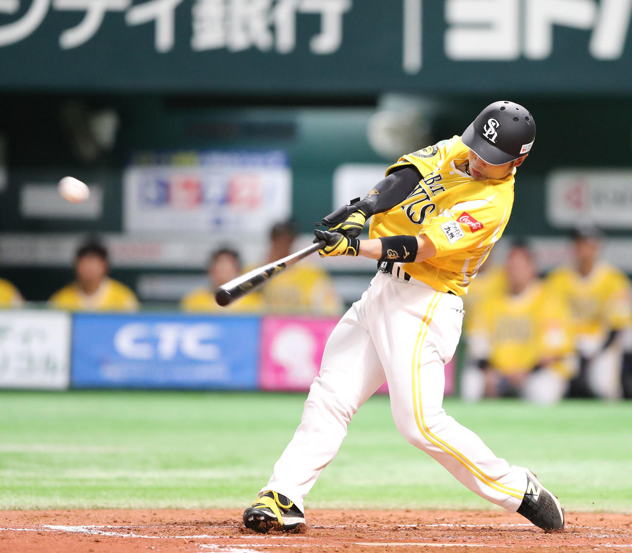 ソフトバンク対日本ハム　3回裏ソフトバンク2死、近藤は右中間に本塁打を放つ（撮影・鬼束羽瑠菜）