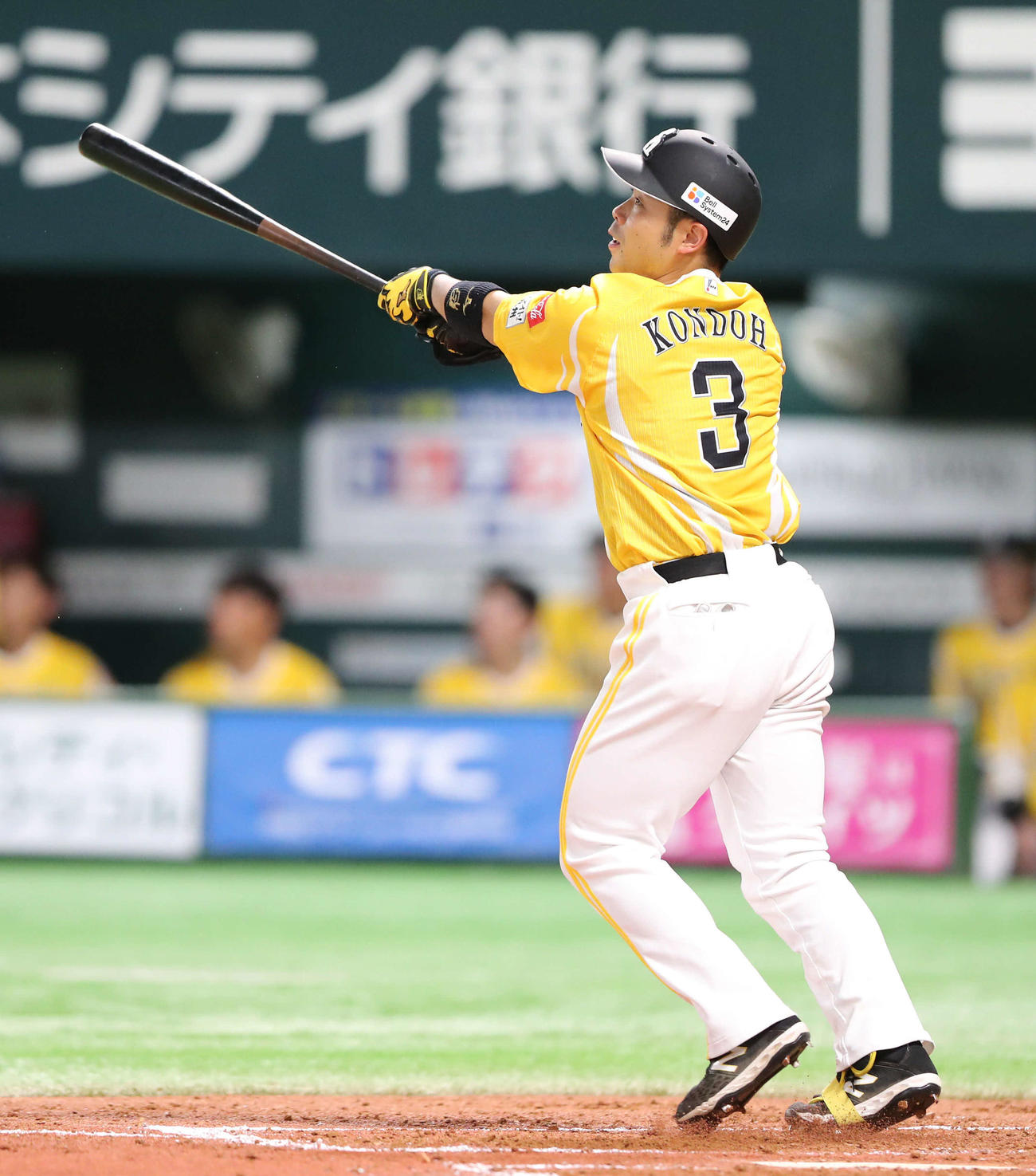 ソフトバンク対日本ハム　3回裏ソフトバンク2死、近藤は右中間に本塁打を放つ（撮影・鬼束羽瑠菜）