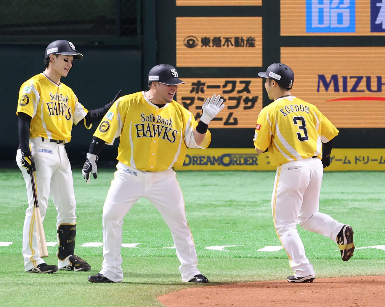 ソフトバンク対日本ハム　1回裏ソフトバンク2死一塁、近藤は右越えに2点本塁打を放ち山川とハイタッチ（撮影・梅根麻紀）