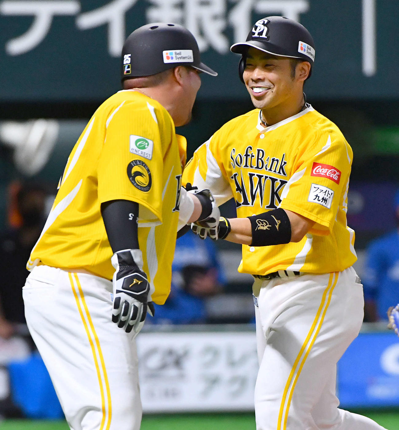 ソフトバンク対日本ハム　1回裏ソフトバンク2死一塁、右中間へ2点本塁打を放った近藤（右）は、山川と笑顔でタッチを交わす（撮影・岩下翔太）