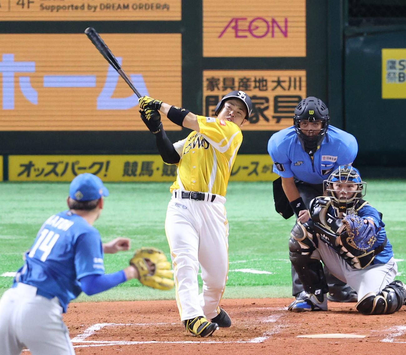 ソフトバンク対日本ハム　3回裏そ2市、近藤は右中間に本塁打を放つ（撮影・梅根麻紀）