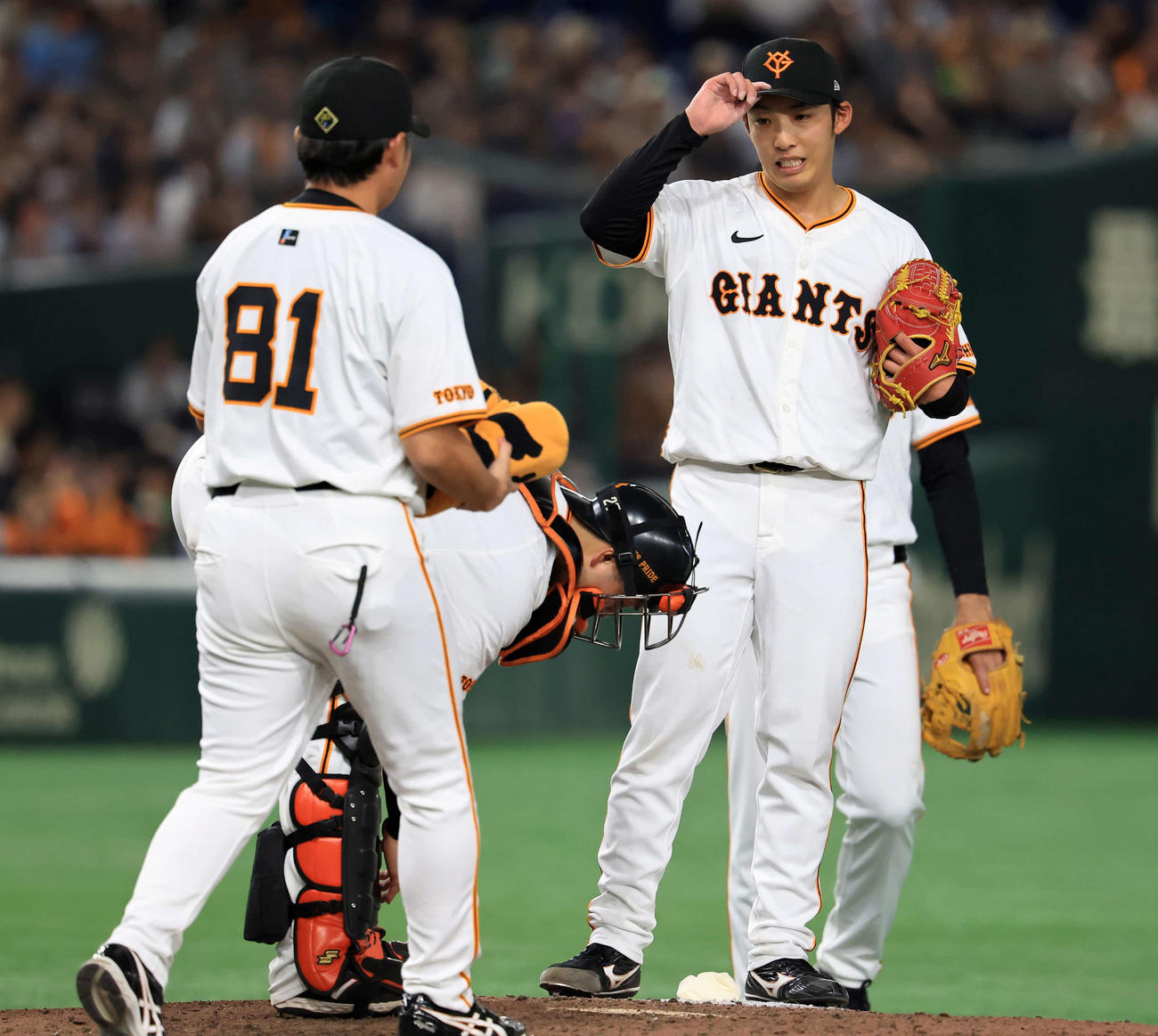 巨人対ヤクルト　6回表ヤクルト2死三塁、オスナに四球を与え、マウンドで悔しそうな赤星（右）（撮影・浅見桂子）