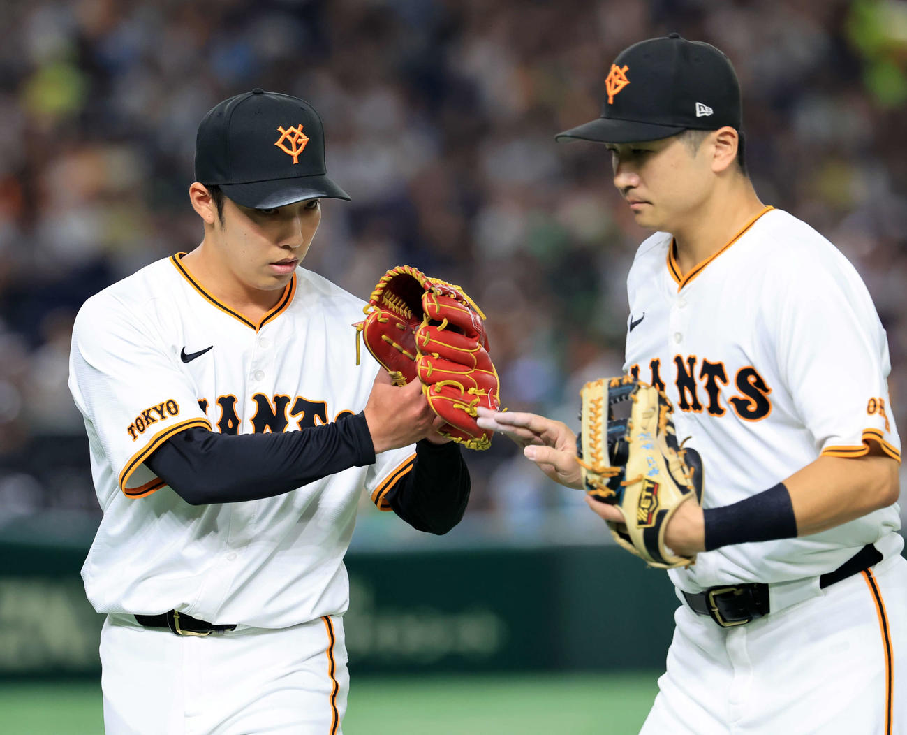 巨人対ヤクルト　1回表ヤクルトの攻撃を抑えた赤星（左）は泉口とグラブタッチ（撮影・浅見桂子）