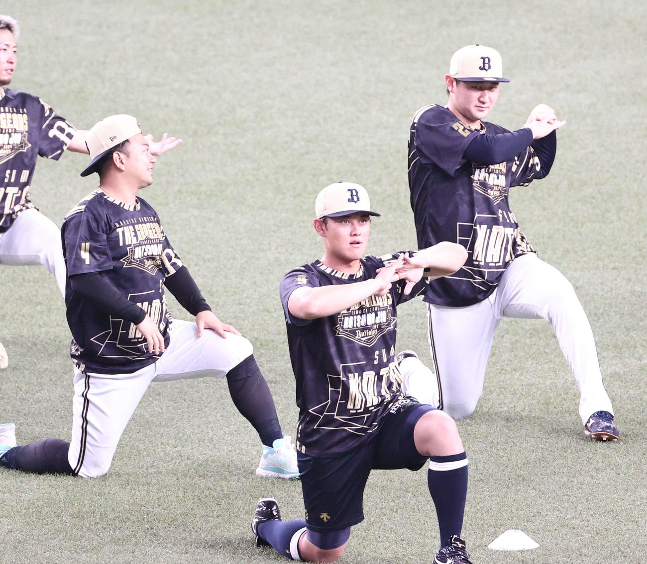 オリックス対ロッテ　試合前練習に参加する紅林（右）（撮影・西尾就之）