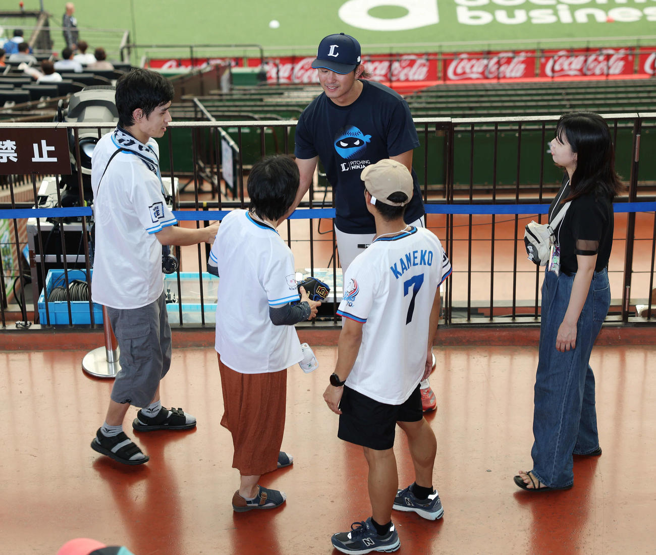西武対楽天　試合前、「所沢市手をつなぐ親の会」の子どもたちと家族と握手する西武今井（撮影・宮地輝）