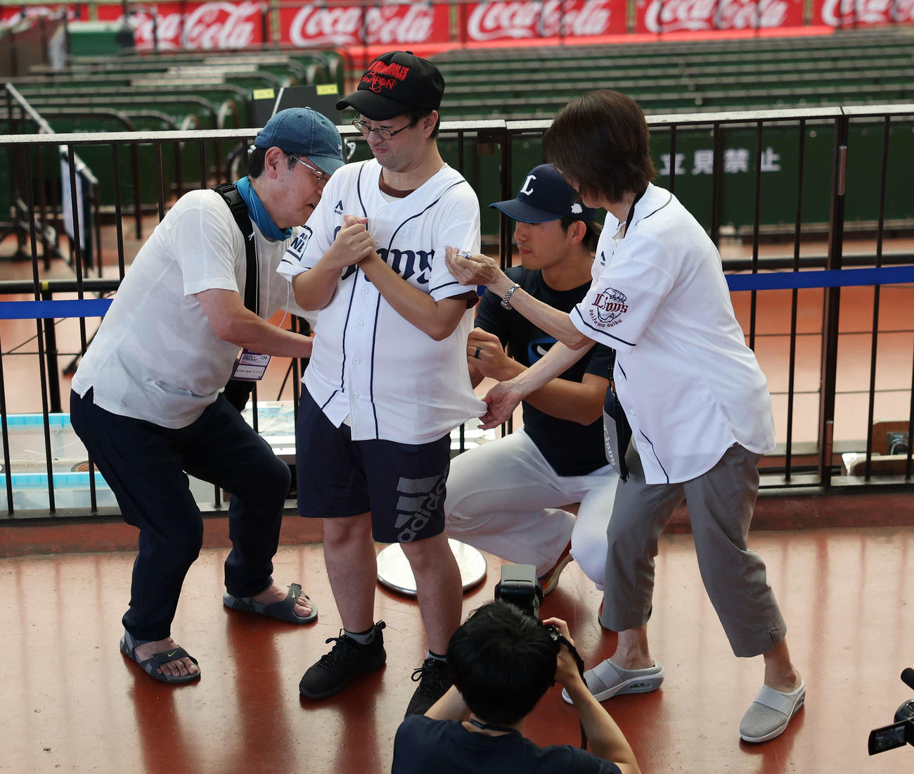 西武対楽天　試合前、「所沢市手をつなぐ親の会」の子どもたちにサインをする西武今井（撮影・宮地輝）