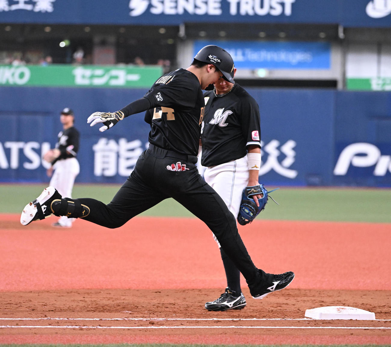 オリックス対ロッテ　2回裏オリックス1死、投手強襲の内野安打を放つ紅林（撮影・和賀正仁）