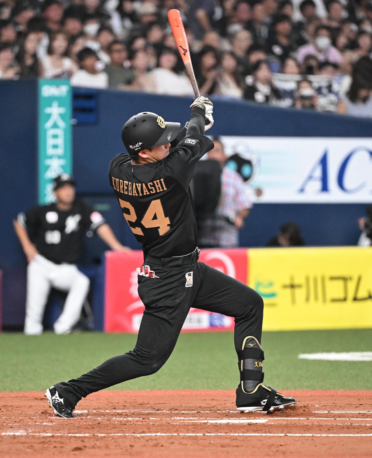 オリックス対ロッテ　2回裏オリックス1死、投手強襲の内野安打を放つ紅林（撮影・和賀正仁）