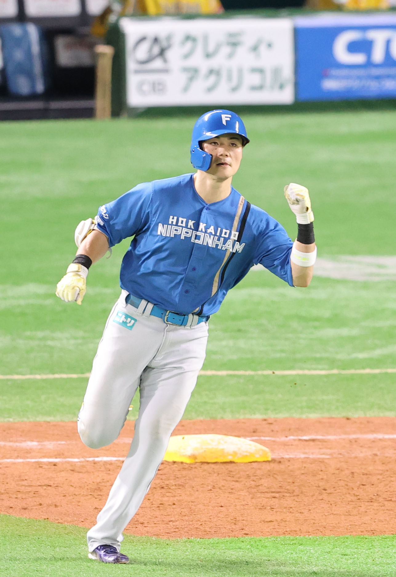 ソフトバンク対日本ハム　5回表日本ハム無死一、二塁、清宮は右越えに同点となる3点本塁打を放ちガッツポーズ（撮影・梅根麻紀）