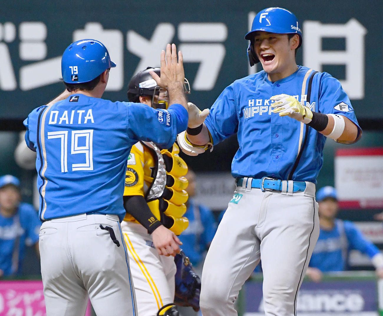 ソフトバンク対日本ハム　5回表日本ハム無死一、二塁、同点の右越え3点本塁打を放ち、代田コーチ（左）と笑顔でタッチを交わす清宮（撮影・岩下翔太）