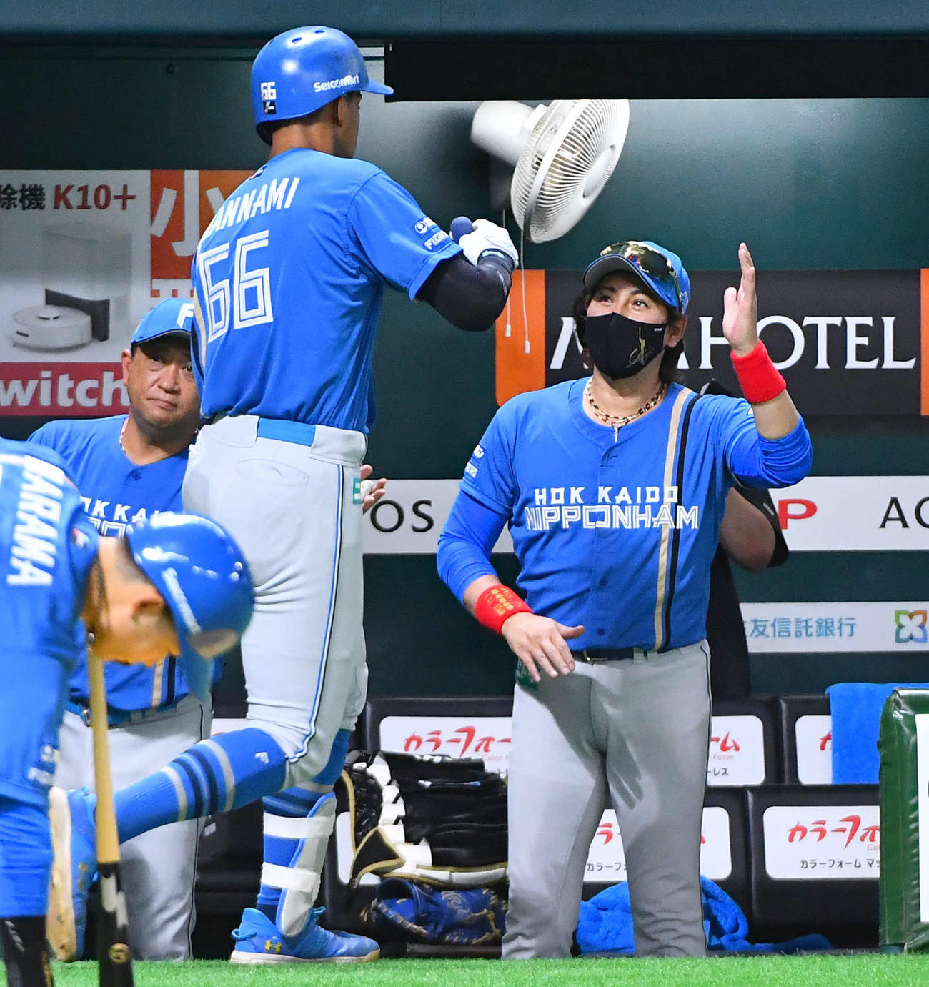ソフトバンク対日本ハム　4回表日本ハム1死一塁、左中間へ2点本塁打を放った万波（左）とタッチを交わす新庄監督（撮影・岩下翔太）
