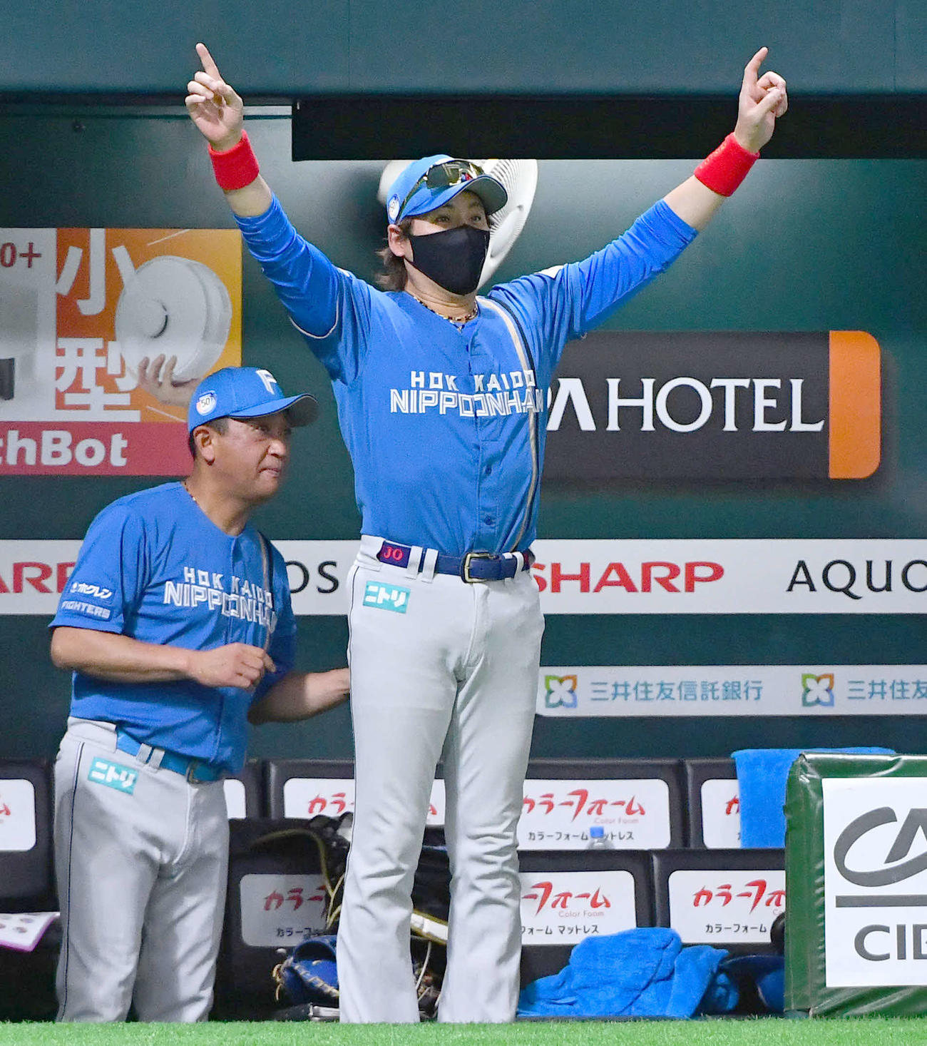 ソフトバンク対日本ハム　5回表日本ハム無死一、二塁、清宮が同点の右越え3点本塁打を放ち、ベンチで喜ぶ新庄監督（撮影・岩下翔太）