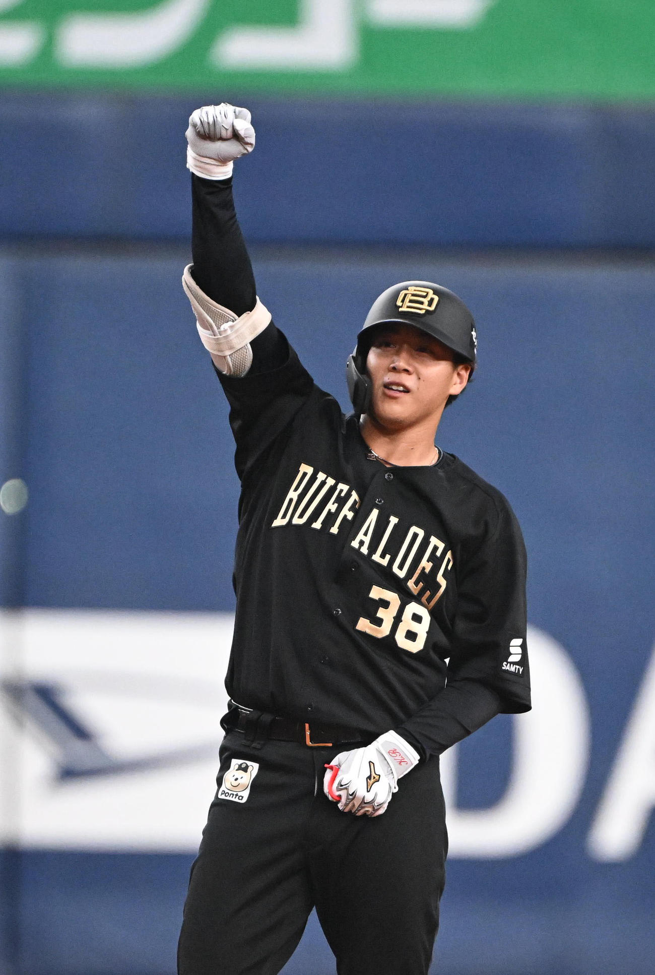 オリックス対ロッテ　5回裏オリックス2死満塁、左越え2点適時二塁打を放った来田はガッツポーズ（撮影・和賀正仁）