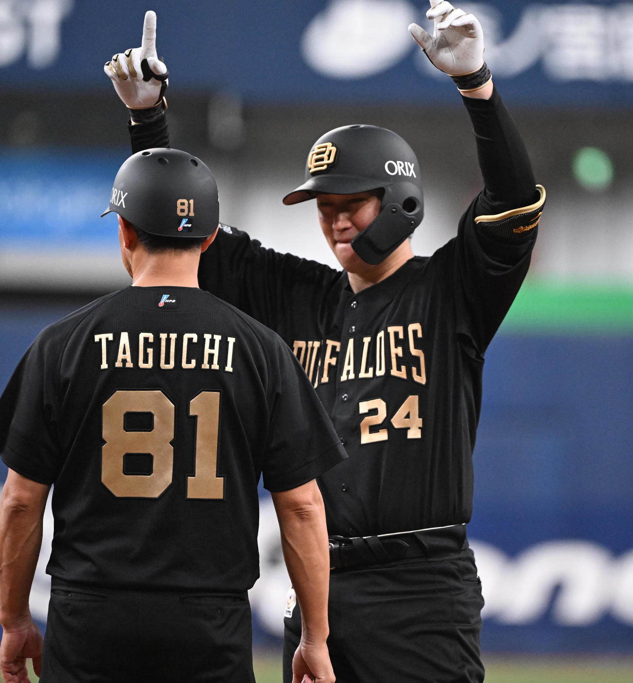 オリックス対ロッテ　5回裏オリックス2死二、三塁、左前に2点適時打を放つ紅林はポーズ（撮影・和賀正仁）