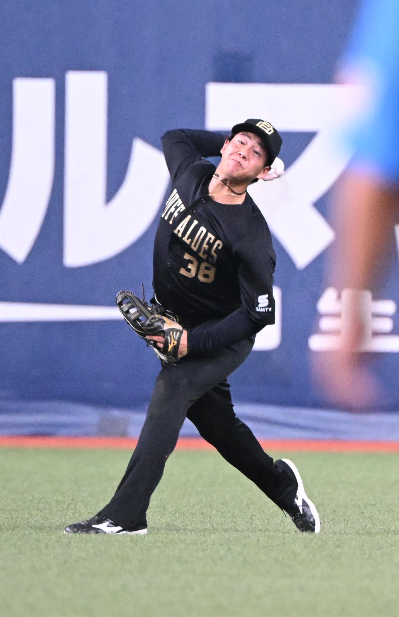 オリックス対ロッテ　4回表ロッテ1死二塁、中村奨の飛球を処理し三塁を狙った石川慎を補殺する右翼手来田（撮影・和賀正仁）