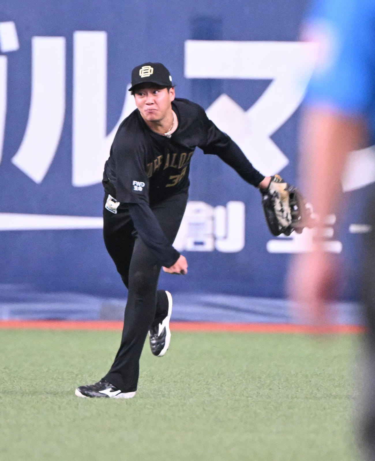 オリックス対ロッテ　4回表ロッテ1死二塁、中村奨の飛球を処理し三塁を狙った石川慎を補殺する右翼手来田（撮影・和賀正仁）