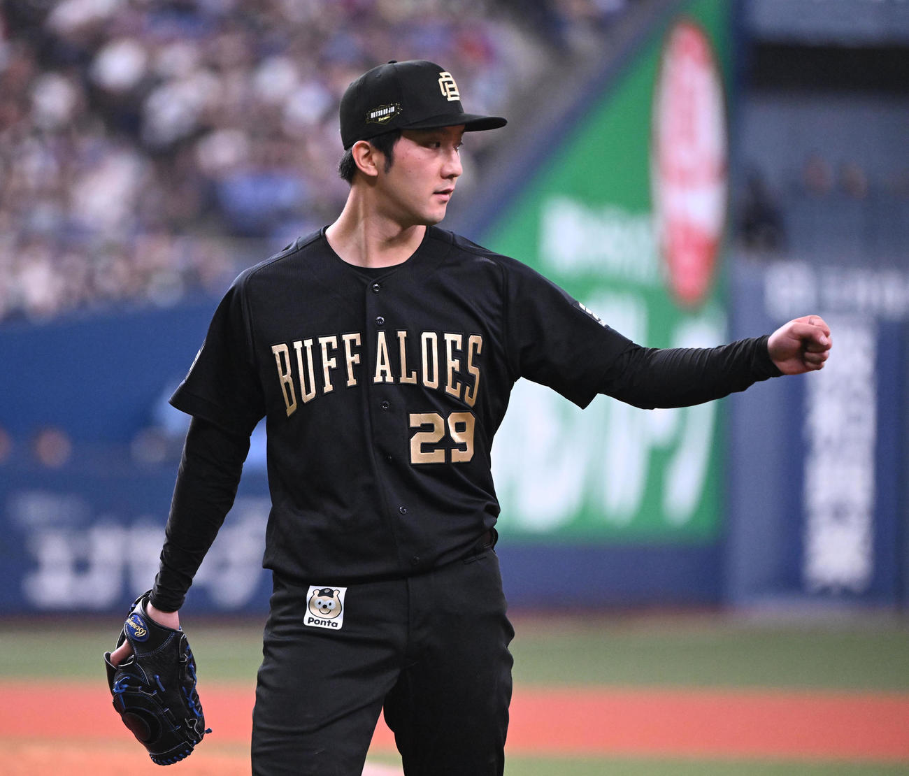 オリックス対ロッテ　5回表を無失点としグータッチするオリックス田嶋（撮影・和賀正仁）