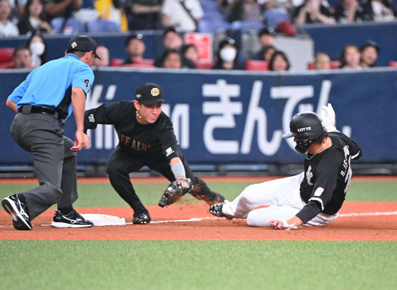 オリックス対ロッテ　4回表ロッテ1死二塁、中村奨の飛球を処理し三塁を狙った石川慎を補殺する右翼手来田、野手西野（撮影・和賀正仁）