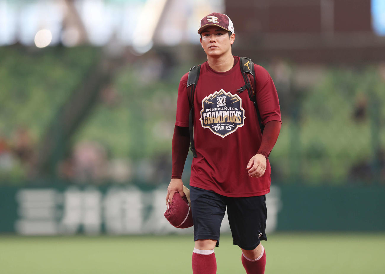 西武対楽天　試合前練習を終え引き揚げる楽天津留崎（撮影・宮地輝）