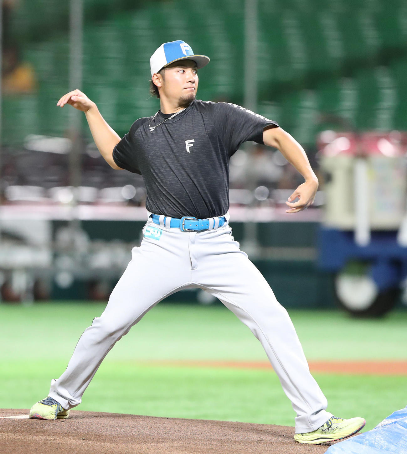 ソフトバンク対日本ハム　試合前練習でマウンドを確認する伊藤（撮影・鬼束羽瑠菜）