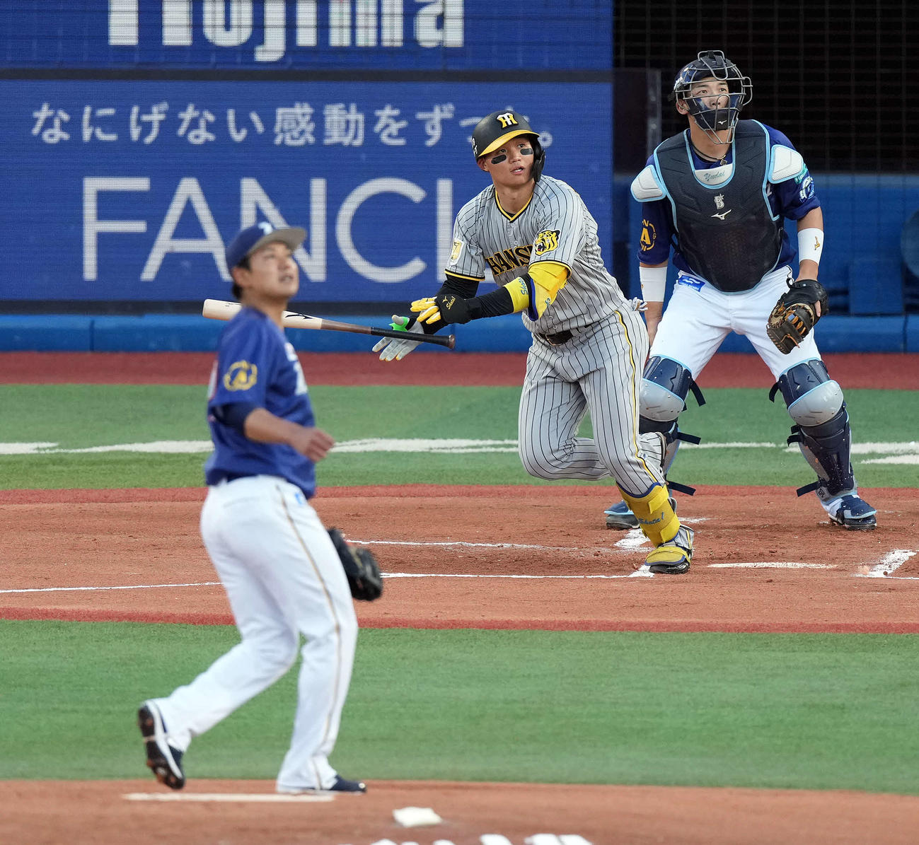 DeNA対阪神　1回表阪神1死二塁、左越えに先制の2点本塁打を放つ森下。投手吉野（撮影・たえ見朱実）