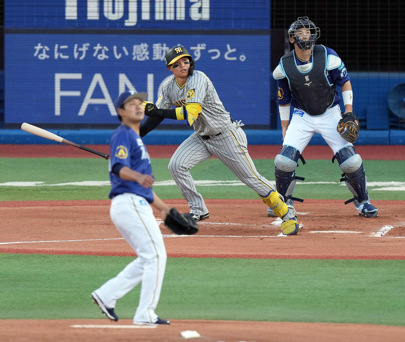 DeNA対阪神　1回表阪神1死二塁、左越えに先制の2点本塁打を放つ森下。投手吉野（撮影・たえ見朱実）