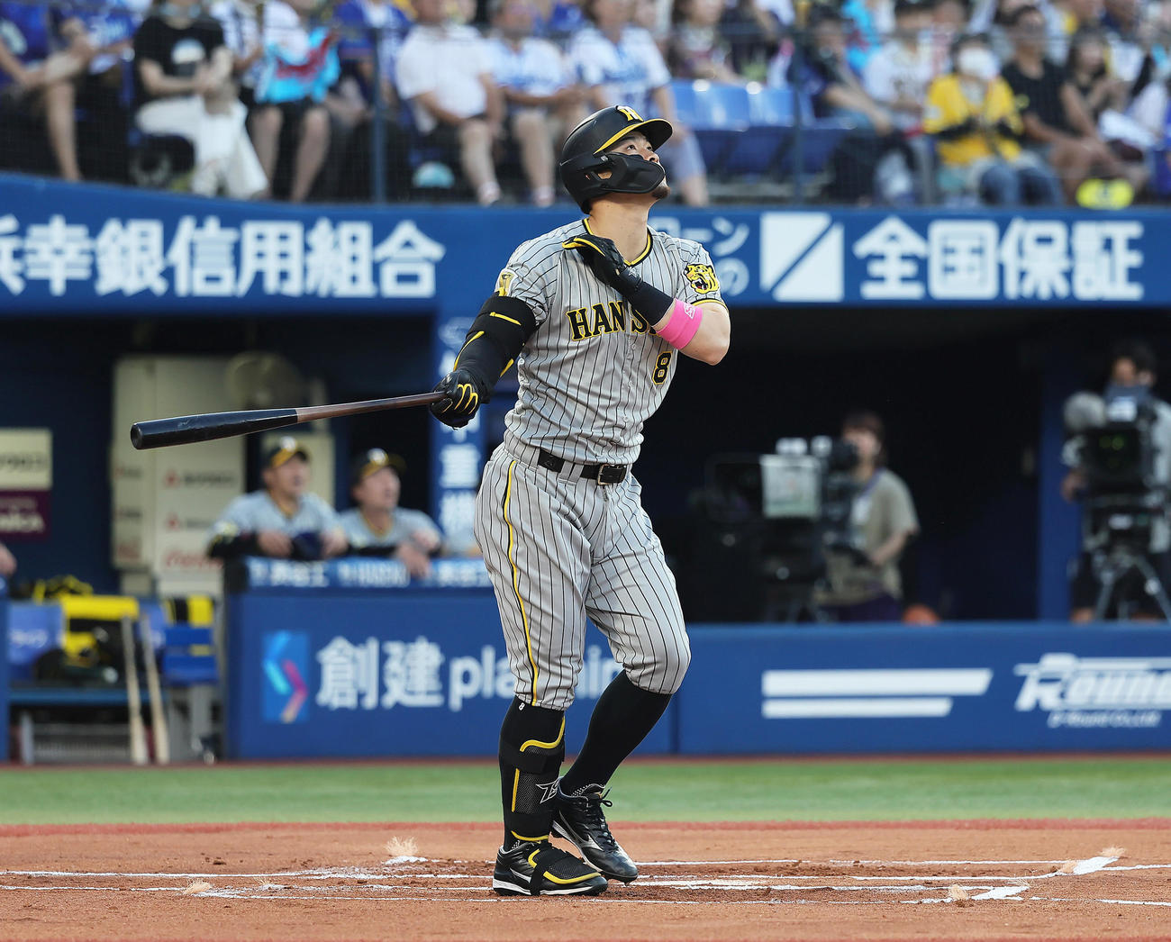 DeNA対阪神　1回表阪神1死、佐藤輝は2者連続となる右越え本塁打を放つ（撮影・足立雅史）