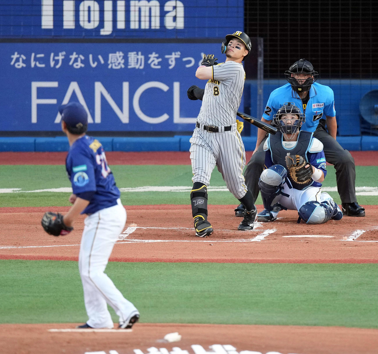 DeNA対阪神　1回表阪神1死、右越えにソロ本塁打を放つ佐藤輝。投手吉野（撮影・たえ見朱実）