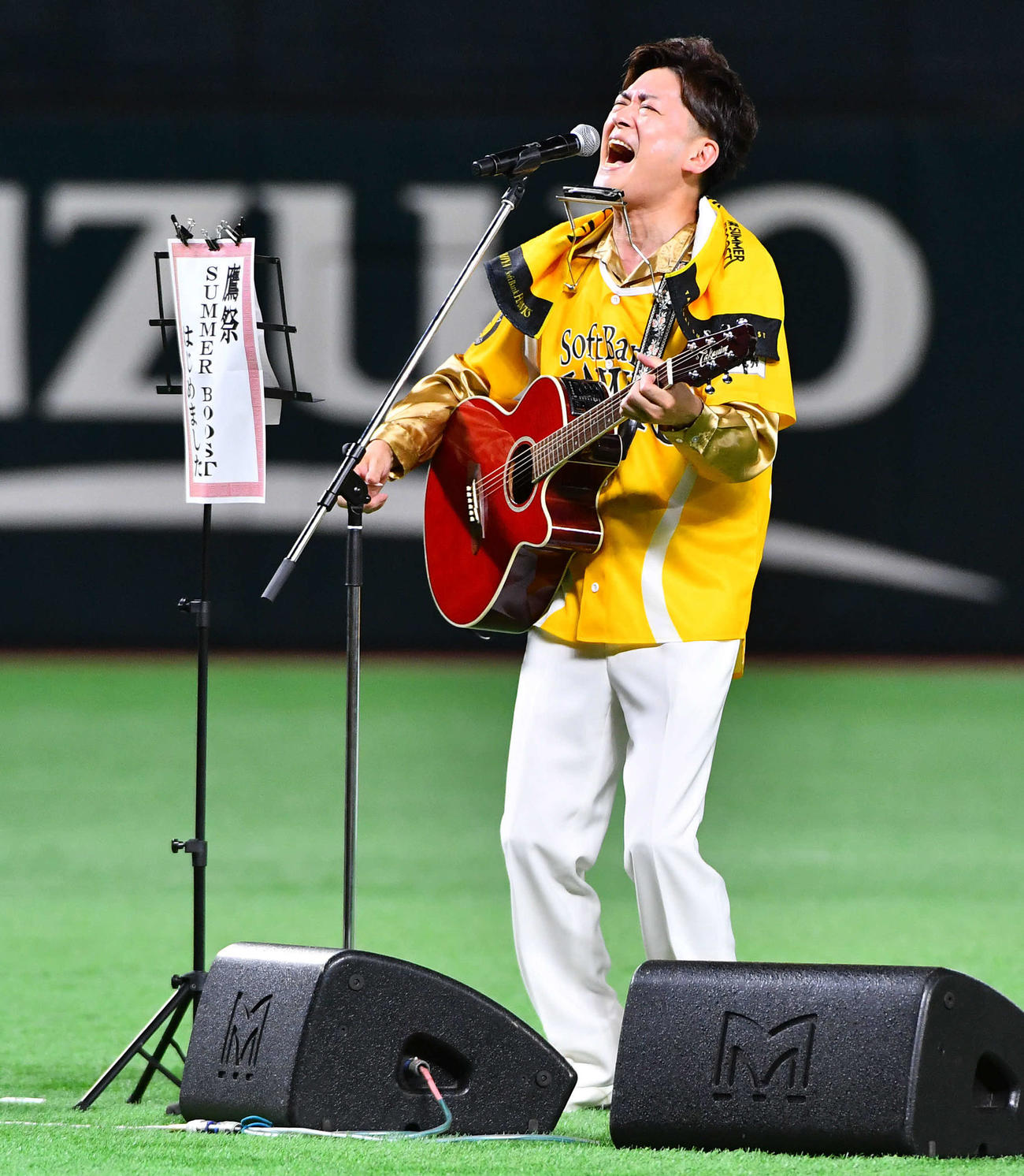 ソフトバンク対日本ハム　試合後にライブを行うAMEMIYA（撮影・岩下翔太）